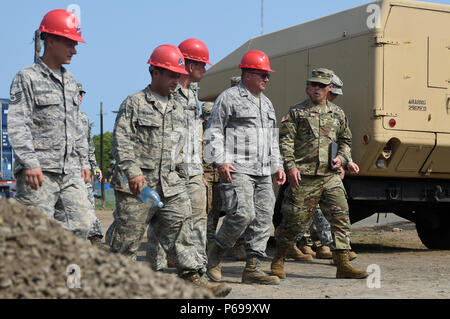 LA BLANCA, Guatemala - La Garde nationale de l'Arkansas Brig. Le général Gregory Bacon, droite, adjudant général adjoint, promenades aux côtés des membres de la 201e à déploiement rapide des opérations lourdes Ingénieur Ingénieurs Escadron de réparation tout en visitant le site de construction d'une nouvelle clinique médicale 24 mai 2016, lors de l'exercice AU-DELÀ DE L'HORIZON 2016 AU GUATEMALA. Les membres de la 201e a montré du chevalier Bacon les progrès accomplis pour terminer la clinique médicale locale. (U.S. Photo de l'Armée de l'air par la Haute Airman Dillon Davis/libérés) Banque D'Images