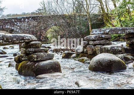 Le bouillonnement River Dart avec ses pierres et rochers Banque D'Images