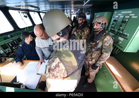 160525-N-XT273-300 MER MÉDITERRANÉE (25 mai 2016) Italien marins et soldats participer à une simulation de visite, conseil, recherche, saisie et percer l'embarquement à bord du navire royale marocaine P611 au cours de l'exercice Phoenix Express 2016, 25 mai. Phoenix Express est une commande de l'Afrique exercice maritime multinational parrainé visant à accroître la sécurité maritime et la sécurité en Méditerranée. (U.S. Photo par marine Spécialiste de la communication de masse 2e classe Justin Stumberg/libérés) Banque D'Images