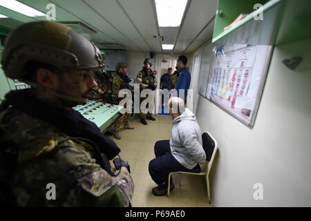 160525-N-XT273-341 MER MÉDITERRANÉE (25 mai 2016) Italien marins et soldats participer à une simulation de visite, conseil, recherche, saisie et percer l'embarquement à bord du navire royale marocaine P611 au cours de l'exercice Phoenix Express 2016, 25 mai. Phoenix Express est une commande de l'Afrique exercice maritime multinational parrainé visant à accroître la sécurité maritime et la sécurité en Méditerranée. (U.S. Photo par marine Spécialiste de la communication de masse 2e classe Justin Stumberg/libérés) Banque D'Images