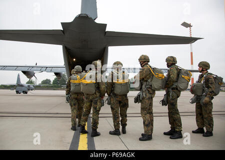 Les parachutistes allemands à pied à un un C-130 Hercules au cours d'une amitié entre nous/Deutschland sauter, de la Base aérienne de Ramstein, le 25 mai 2016. Le but de l'amitié aller est de favoriser et d'entretenir des relations américaines et allemandes, de développer l'interopérabilité lors de la formation, et fournir une base pour de futures opérations et formation environnements réels. (U.S. Photo de l'armée par la CPS. Tracy/McKithern) Parution Banque D'Images