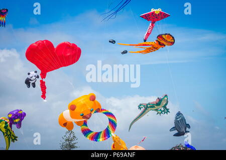 Otaki, Nouvelle-Zélande - 3 mars, 2016 : cerfs-volants colorés battant au cours de l'assemblée annuelle du Festival de cerf-volant d'Otaki organisé chaque été sur la côte Kapiti. Banque D'Images