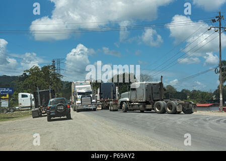 Embouteillage sur la route 32 est de Puerto Limón, Costa Rica Banque D'Images