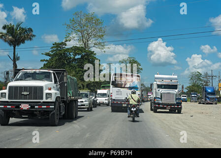 Embouteillage sur la route 32 est de Puerto Limón, Costa Rica Banque D'Images