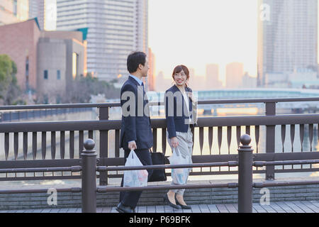 Couple japonais à la maison du travail Banque D'Images