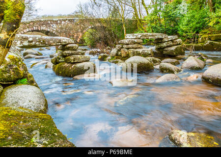 Le bouillonnement River Dart avec ses pierres et rochers Banque D'Images