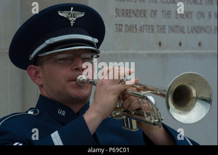 Le sergent de l'US Air Force. Matthieu Kirkpatrick, un trompettiste assigné à l'US Air Forces in Europe band, Base aérienne de Ramstein, en Allemagne, joue les bornes sur sa trompette au cours d'une cérémonie à la Memorial Day Luxembourg American Cemetery and Memorial à Luxembourg, le 28 mai 2016. Plus de 200 Luxembourgeois et les Américains se sont réunis au cimetière pour réfléchir sur les sacrifices faits par les membres de services américain tombé à partir de la Seconde Guerre mondiale. (U.S. Photo de l'Armée de l'air par le sergent. Joe W. McFadden/libérés) Banque D'Images