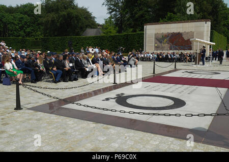 U.S. Air Force Le Général Timothy Ray, 3e et 17e de la Force aérienne La Force aérienne expéditionnaire commandant, prend la parole lors d'une cérémonie à la Memorial Day Luxembourg American Cemetery and Memorial à Luxembourg, le 28 mai 2016. Le Jour commémoratif est observée sur le dernier lundi du mois de mai en souvenir de ceux qui ont fait le sacrifice ultime et est dit pour avoir commencé après la guerre civile américaine. (U.S. Photo de l'Armée de l'air par le sergent. Joe W. McFadden/libérés) Banque D'Images