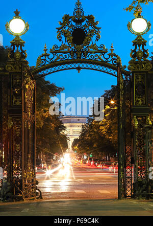 Le point de vue de l'Triumpal l'arche dans le parc Monceau à Paris, Porte de France Banque D'Images