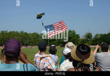 EAST MEADOW, New York (28 mai 2016) Membre de l'Équipe de parachutistes de la Marine, le saut des grenouilles, battant le drapeau américain tout en se préparant à la terre à Eisenhower Park pendant une semaine la flotte de démonstration aérienne de la Marine à New York l'événement. La Fleet Week New York, maintenant dans sa 28e année, est le lieu de célébration traditionnelle de la mer services. C'est une occasion unique pour les citoyens de New York et la région des trois états pour répondre marins, marines et gardes côte, ainsi que de constater par moi-même les dernières capacités des services maritimes d'aujourd'hui. (U.S. Photo par marine Chef de la communication de masse Speci Banque D'Images