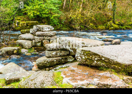 Le bouillonnement River Dart avec ses pierres et rochers Banque D'Images