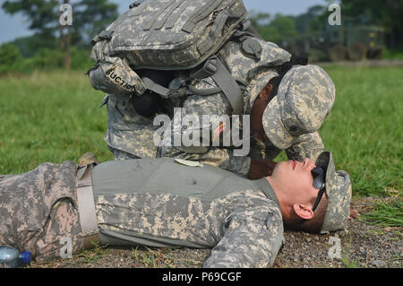 COATEPEQUE, Guatemala - La Garde nationale de l'Arkansas SPC. Shameeka Nesbitt, Arkansas Medical Company medic, chèques pour la respiration d'une simulation d'un soldat blessé au cours d'un exercice de préparation médicale 26 mai 2016, lors de l'exercice AU-DELÀ DE L'HORIZON 2016 AU GUATEMALA. La Garde nationale de l'Arkansas SPC. Cameron Chailland, 875th avant Support Société loader et machiniste, a joué le rôle du patient comme Nesbitt a effectué les premiers pas de fournir un traitement médical sur le terrain. (U.S. Photo de l'Armée de l'air par la Haute Airman Dillon Davis/libérés) Banque D'Images