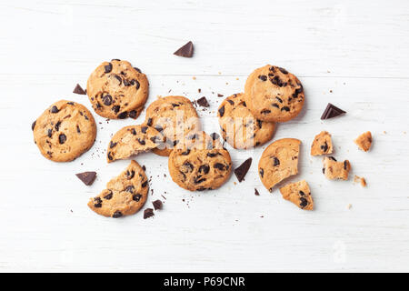 American cookies aux pépites de chocolat sur fond de bois blanc. Vue d'en haut. Banque D'Images