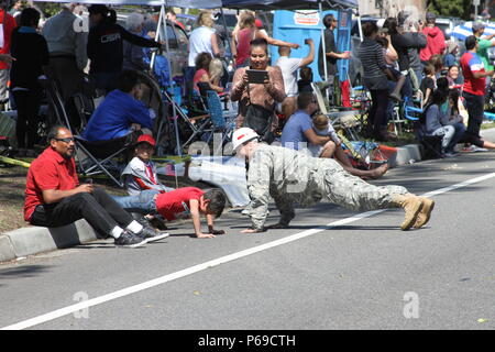 Le District de Los Angeles est retourné à la ville de Torrance pour participer à son 57e Congrès annuel de célébration de la Journée des Forces armées ici le 21 mai. Le Lieutenant-colonel commandant adjoint Dennis Sugrue, garde sa forme push-up comme il défie les jeunes spectateurs le long de l'itinéraire du défilé. Le District d'urgence du véhicule de commandement et de contrôle, exploité par Alex Watt, a fait son apparition et a été mené par le commandant adjoint du District, le Lieutenant-colonel Dennis Sugrue, district de bénévoles et leurs familles. Le groupe a effectué la bannière du District, suivi par le bureau de la sécurité du quartier et la sécurité de l'eau le Bobber, chien et l'Oat ECCV Banque D'Images