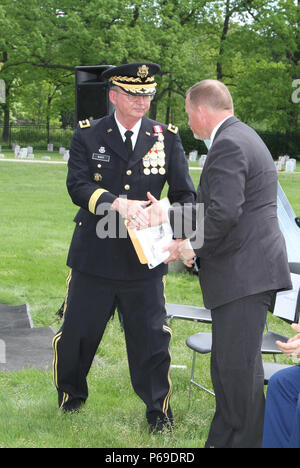 FORT SHERIDAN, Illinois - Le Général à la retraite William D. Razz Walf, un ancien commandant de la 99e Commandement du soutien régional, Réserve de l'Armée de terre a secoué l'Ambassadeur William T. Bissonette, après avoir mis la main de son discours à la grande foule de participants à la cérémonie du Jour du souvenir dans le cimetière de Fort Sheridan lundi matin. Banque D'Images