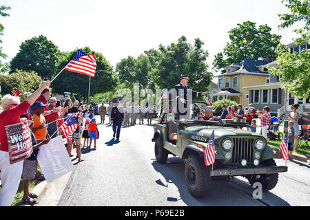 Réserve de l'Armée de Brig. Le Général Frederick R. Maiocco Jr., général commandant, 85e en charge la commande, les vagues d'une Deuxième Guerre mondiale au cours de la jeep Arlington Heights Memorial Day Parade, le 30 mai 2016. (Photo par le Sgt. Berogan Aaron/libérés) Banque D'Images