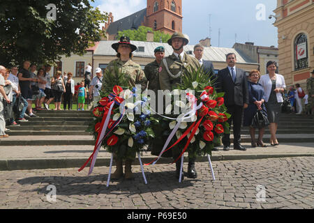 Le sergent de l'armée américaine. Rüdiger irtenkauf Pikor attribué à 2e régiment de cavalerie, originaire de Pologne, les soldats de l'armée polonaise et effectuer une cérémonie de dépôt de gerbes au pas de la Tombe du Soldat inconnu à Tarnow, Pologne 31 mai 2016. Un représentant de chaque pays ont honoré le tombé en saluant et en plaçant des fleurs sur la tombe. (U.S. Photo de l'armée par le Sgt. Nikayla Shodeen) Banque D'Images