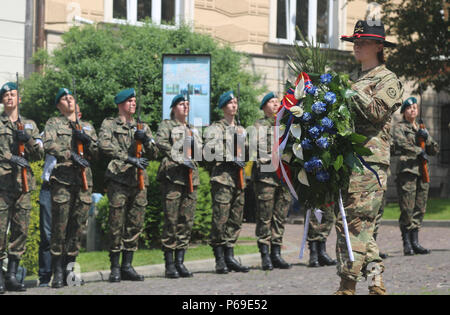 Le sergent de l'armée américaine. Rüdiger irtenkauf Pikor attribué à 2e régiment de cavalerie, originaire de Pologne, les soldats de l'armée polonaise et effectuer une cérémonie de dépôt de gerbes au pas de la Tombe du Soldat inconnu à Tarnow, Pologne 31 mai 2016. Un représentant de chaque pays ont honoré le tombé en saluant et en plaçant des fleurs sur la tombe. (U.S. Photo de l'armée par le Sgt. Nikayla Shodeen) Banque D'Images