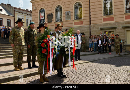 Le sergent Rüdiger Irtenkauf Pikor, originaire de Pologne et spécialiste de l'approvisionnement de l'unité pour le 2e régiment de cavalerie, des soldats de l'armée polonaise et effectuer une cérémonie de dépôt de gerbes au pas de la Tombe du Soldat inconnu à Tarnow, Pologne, le 31 mai. Un représentant de chaque pays ont honoré le tombé en saluant et en plaçant des fleurs sur la tombe avant de passer à la place principale dans le cadre de l'exercice Dragoon Ride. Environ 1 400 soldats, de 400 véhicules, sera de plus de 2 200 kilomètres, à travers six pays des soldats, commençant à la caserne de Rose, de l'Allemagne et le voyage à travers la Pologne dans le cadre Banque D'Images