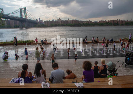 Domino Park est un parc public de 6 hectares dans le quartier de Williamsburg, Brooklyn, New York. Banque D'Images