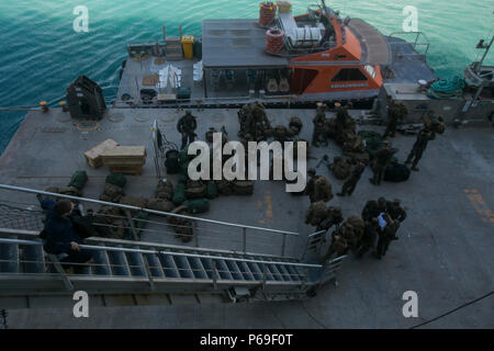 Marines décharger leurs armes et leur équipement à bord de l'USNS Sacagawea (T-AKE 2) le 27 mai 2016 à Darwin, Australie pour groupe de travail complète avec les Marines du Koa Moana III Marine Expeditionary Force avant de mettre les voiles pour former avec la force militaire dans les îles Fidji, Tonga, la Papouasie-Nouvelle-Guinée et le Timor Leste. Tout au long du déploiement de la Marine et de marins avec le groupe de travail fera part de l'application de la loi, d'infanterie et le génie nécessaire avec l'ONU pour renforcer les relations et l'interopérabilité dans la région Asie-Pacifique. Les marines sont à la Force opérationnelle Koa Moana, original attribué à Catherine Flaesch-mougin 1er Banque D'Images