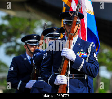 L'Hurlburt Field sur la garde d'honneur présente les couleurs lors de l'étoile d'or plaque mères cérémonie à Hurlburt Field, en Floride, le 25 mai 2016. La plaque a été présentée pour le lieutenant général Brad Heithold, le commandant de l'Air Force Special Operations Command, par George Turak, un vétéran du Vietnam, lors d'une cérémonie tenue le 18 septembre 2015, d'honorer les membres de la famille des membres du service de l'AFSOC tombé. (U.S. Air Force photo par un membre de la 1re classe Joseph Pick) Banque D'Images