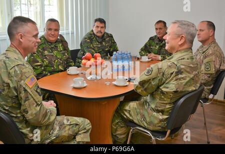 (De gauche à droite) Le lieutenant-colonel Shawn Arnold, 877e bataillon du génie, commandant de la Garde nationale de l'Alabama ; Gen. roumain Nicolae Ciuca, général commandant la chef de cabinet ; le colonel Baciu, Romanian Forces terrestres ; le Lieutenant-colonel Gheorghe Soare, ingénieur de la 10e Brigade, le Lieutenant-colonel Cory Scates, 194e Brigade, Ingénieur Tennessee National Guard ; Gen. Frank J. Grass, chef de la Garde nationale Bureau de l'United States le 20 mai 2016 au cours de l'USO Tour de la Garde nationale à Cincu Gamme de formation en Roumanie. (U.S. Photo de l'armée par le Capitaine Ryan E. Black, 877e bataillon du génie, de la Garde nationale de l'Alabama) Banque D'Images