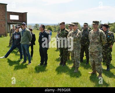 Le général Frank J. Grass, chef de la Garde nationale Bureau de l'United States, le général roumain Nicolae Ciuca, Chef de cabinet du général commandant et USO VIP observant le parlementaire de la Compagnie de Police Militaire 1165th pendant la démonstration des opérations urbaines et détenu à Cincu Gamme de formation le 20 mai 2016 en Roumanie. (U.S. Photo de l'armée par Cpt. Ryan E. Black, 877e bataillon du génie, de la Garde nationale de l'Alabama) Banque D'Images