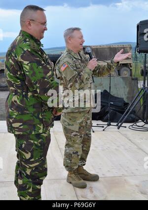 Le général roumain Nicolae Ciuca, Commandant général Chef d'état-major et le général Frank J. Grass, chef de la Garde nationale Bureau de l'United States montre l'appui aux soldats du 877e bataillon du génie et le 231e Bataillon de la Police militaire avant la toute première tournée USO show de Resolute à Cincu Château 2016 Gamme de formation en Roumanie le 20 mai 2016. (U.S. Photo de l'armée par le Capitaine Ryan E. Black, 877e bataillon du génie, de la Garde nationale de l'Alabama) Banque D'Images