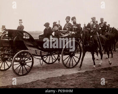 19 septembre 1901, revue de Bétheny près de Reims, par le Tsar Nicolas II et la tsarine Alexandra. [Collection Jules Beau. Photographie sportive] : T. 14. Année 1901 / Jules Beau : F. 44. Le tsar à la revue de Bétheny ; ébarbeuse pavés de bois ; Banque D'Images