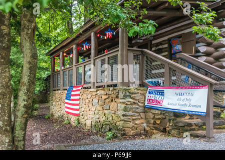 Cabane de montagne décoré pour une réunion de famille du 4 juillet au parc d'état de Vogel dans les Blue Ridge Mountains de la Géorgie du Nord. (USA) Banque D'Images