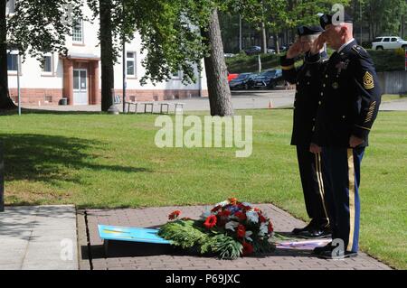 KAISERSLAUTERN, Allemagne - Brig. Gen. Arlan DeBlieck, le 21e TSC de général commandant adjoint du commandement et TSC Sgt. Le major Stanley Richards salute camarades tombés après dépôt d'une couronne à l'emplacement de la commande memorial au cours d'une célébration de la Journée du souvenir organisée le 26 mai au domaine de panzers. La cérémonie solennelle en l'honneur de leur pays, en particulier les 34 TSC soldats qui ont donné "la pleine mesure de dévotion." (U.S. Photo de l'armée par le sergent. Betty Boom, 21 TSC Affaires publiques) Banque D'Images