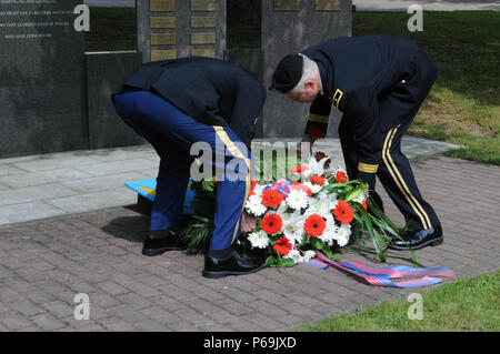 KAISERSLAUTERN, Allemagne - Brig. Gen. Arlan DeBlieck, le 21e TSC de général commandant adjoint du commandement et TSC Sgt. Le major Stanley Richards déposera une gerbe en l'honneur des camarades tombés sur le site de la commande memorial au cours d'une célébration de la Journée du souvenir organisée le 26 mai au domaine de panzers. La cérémonie solennelle en l'honneur de leur pays, en particulier les 34 TSC soldats qui ont donné "la pleine mesure de dévotion." (U.S. Photo de l'armée par le sergent. Betty Boom, 21 TSC Affaires publiques) Banque D'Images