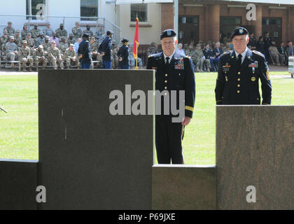 KAISERSLAUTERN, Allemagne - Brig. Gen. Arlan DeBlieck, le 21e TSC de général commandant adjoint du commandement et TSC Sgt. Le major Stanley Richards camarades tombés au champ d'honneur sur le site de la commande memorial au cours d'une célébration de la Journée du souvenir organisée le 26 mai au domaine de panzers. La cérémonie solennelle en l'honneur de leur pays, en particulier les 34 TSC soldats qui ont donné "la pleine mesure de dévotion." (U.S. Photo de l'armée par le sergent. Betty Boom, 21 TSC Affaires publiques) Banque D'Images