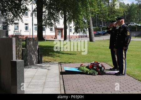 KAISERSLAUTERN, Allemagne - Brig. Gen. Arlan DeBlieck, le 21e TSC de général commandant adjoint du commandement et TSC Sgt. Le major Stanley Richards salute camarades tombés après dépôt d'une couronne à l'emplacement de la commande memorial au cours d'une célébration de la Journée du souvenir organisée le 26 mai au domaine de panzers. La cérémonie solennelle en l'honneur de leur pays, en particulier les 34 TSC soldats qui ont donné "la pleine mesure de dévotion." (U.S. Photo de l'armée par le sergent. Betty Boom, 21 TSC Affaires publiques) Banque D'Images