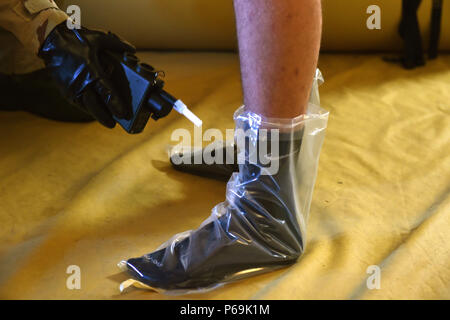 Les cadres supérieurs de l'US Air Force Airman Tyler Wiggs, 437 e Escadron de soutien au fonctionnement de l'équipement de vol des équipages apprenti, utilise un détecteur d'agents chimiques conjointes pour contrôler la contamination sur l'Aviateur Senior Dye, Cory 14e Escadron de transport aérien l'arrimeur, après transformation par une simulation de la ligne de décontamination durant 16 ans à atteindre Crescent Joint Base Charleston, S.C., le 18 mai 2016. Crescent Reach est un exercice annuel conçu pour tester et évaluer Joint Base Charleston's capacité de mobiliser et de lancer une formation de gros aéronefs de plus pour former et déployer des processus, de la Marine et de la cargaison en réponse à une simulation de cr Banque D'Images