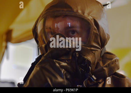 Les cadres supérieurs de l'US Air Force, colorant Cory aviateur 14e Escadron de transport aérien l'arrimeur, processus par la simulation d'une ligne de décontamination durant 16 ans à atteindre Crescent Joint Base Charleston, S.C., le 18 mai 2016. Crescent Reach est un exercice annuel conçu pour tester et évaluer Joint Base Charleston's capacité de mobiliser et de lancer une formation de gros aéronefs de plus pour former et déployer des processus, de la Marine et de la cargaison en réponse à une crise simulée à l'étranger. (U.S. Photo de l'Armée de l'air par la Haute Airman Logan Carlson) Banque D'Images