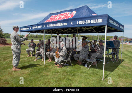 Des soldats américains affectés à la 40e Army Band, New York Garde nationale, effectuer au cours d'une cérémonie du Jour du Souvenir au camp Johnson, Colchester (Vermont), 26 mai 2016. Cette cérémonie vise à soldats, aviateurs et membres de la famille l'occasion d'honorer ceux qui ont fait le sacrifice ultime au service de leur pays. (U.S. Photo de la Garde nationale par la CPS. Avery Cunningham/libérés) Banque D'Images