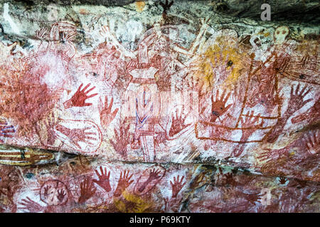 Peinture de roche aborigène. Les mains comme pochoirs pour la peinture blanche qui a été vaporisée sur la bouche et Reckitt's Blue, un additif détergent en outremer et bicarbonate de soude qui était autrefois ajouté aux détergents à lessive en Australie Banque D'Images