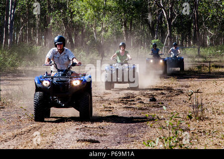 Sur les quads à travers l'Outbakck australien, Plaines de Bamurru, territoire du Nord, Australie. La ferme de buffles, où se trouve le Bamurru Plains Lodge, s'étend sur 300 kilomètres carrés et est facile à découvrir sur les quads. Banque D'Images