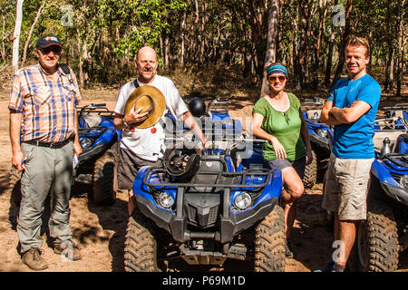 Sur les quads à travers l'Outbakck australien, Plaines de Bamurru, territoire du Nord, Australie Banque D'Images