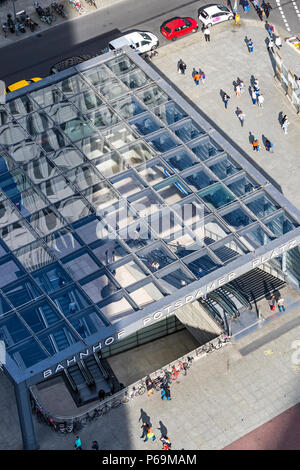 BERLIN, ALLEMAGNE - 22 septembre 2017 : Vue de dessus de l'entrée de la gare la Potsdamerplatz (Bahnhof) sur la place de Potsdam. Le trafic important intersecti Banque D'Images