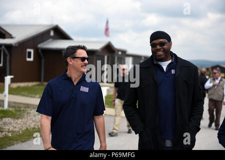 L'acteur Matthew Lillard et ancien joueur NBA Sam Perkins visiter Camp Bondsteel, au Kosovo, comme le général de l'Armée Frank Grass, chef, Bureau de la Garde nationale, conduit la toute première tournée uso de la Garde nationale, le 17 mai 2016. (U.S. La Garde nationale de l'armée photo par le Sgt. 1re classe Jim Greenhill) (Sortie) Banque D'Images