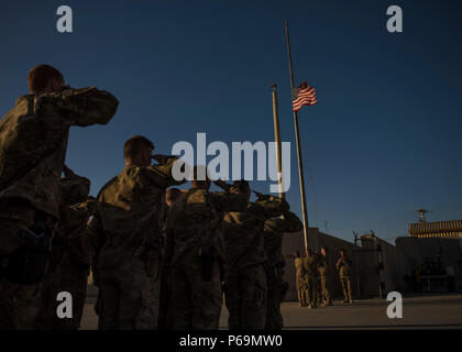 Aviateurs du 455 e Escadron de génie civil expéditionnaire saluer l'abaissement d'un drapeau Le drapeau lors d'une cérémonie de la retraite à l'aérodrome de Bagram, le 28 mai 2016. Avertir l'indicateur qui a été voler au-dessus de la CE composé pour ans a pris sa retraite au cours d'une cérémonie de retraite. (U.S. Photo de l'Armée de l'air par la Haute Airman Justyn M. Freeman) Banque D'Images