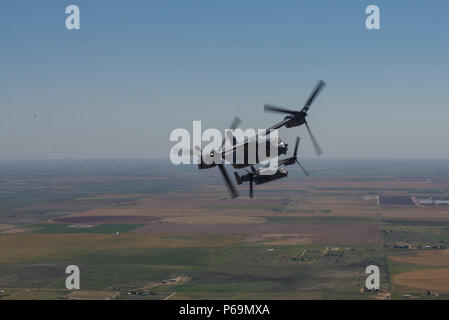 Annonce-22 Ospreys avec le 20e Escadron d'opérations spéciales du sentier derrière un MC-130J Commando II pendant la démonstration des capacités de commando de l'air à l'air de commandos dans les hautes plaines air show 28 Mai 2016 at Cannon Air Force Base, N.M. Le canon 2016 Air Show met en lumière les capacités uniques et de qualités de Cannon's Air Commandos et célèbre aussi la relation de longue date entre la 27e Escadre d'opérations spéciales et les hautes plaines de la communauté. Banque D'Images