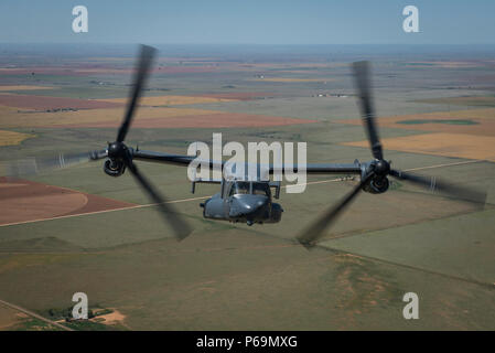 Annonce-22 Ospreys avec le 20e Escadron d'opérations spéciales du sentier derrière un MC-130J Commando II pendant la démonstration des capacités de commando de l'air à l'air de commandos dans les hautes plaines air show 28 Mai 2016 at Cannon Air Force Base, N.M. Le canon 2016 Air Show met en lumière les capacités uniques et de qualités de Cannon's Air Commandos et célèbre aussi la relation de longue date entre la 27e Escadre d'opérations spéciales et les hautes plaines de la communauté. Banque D'Images