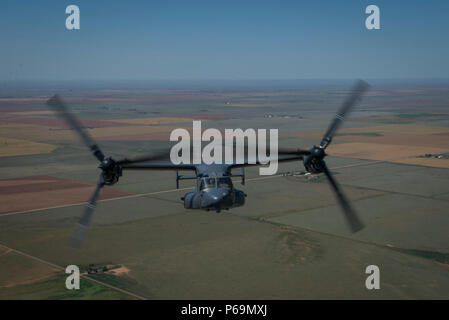 Annonce-22 Ospreys avec le 20e Escadron d'opérations spéciales du sentier derrière un MC-130J Commando II pendant la démonstration des capacités de commando de l'air à l'air de commandos dans les hautes plaines air show 28 Mai 2016 at Cannon Air Force Base, N.M. Le canon 2016 Air Show met en lumière les capacités uniques et de qualités de Cannon's Air Commandos et célèbre aussi la relation de longue date entre la 27e Escadre d'opérations spéciales et les hautes plaines de la communauté. Banque D'Images