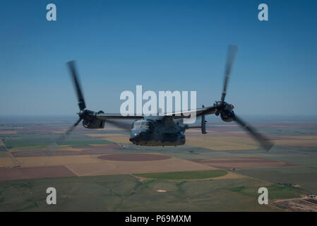 Annonce-22 Ospreys avec le 20e Escadron d'opérations spéciales du sentier derrière un MC-130J Commando II pendant la démonstration des capacités de commando de l'air à l'air de commandos dans les hautes plaines air show 28 Mai 2016 at Cannon Air Force Base, N.M. Le canon 2016 Air Show met en lumière les capacités uniques et de qualités de Cannon's Air Commandos et célèbre aussi la relation de longue date entre la 27e Escadre d'opérations spéciales et les hautes plaines de la communauté. Banque D'Images