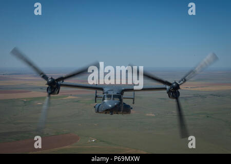 Annonce-22 Ospreys avec le 20e Escadron d'opérations spéciales du sentier derrière un MC-130J Commando II pendant la démonstration des capacités de commando de l'air à l'air de commandos dans les hautes plaines air show 28 Mai 2016 at Cannon Air Force Base, N.M. Le canon 2016 Air Show met en lumière les capacités uniques et de qualités de Cannon's Air Commandos et célèbre aussi la relation de longue date entre la 27e Escadre d'opérations spéciales et les hautes plaines de la communauté. Banque D'Images