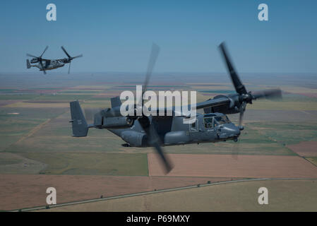 Annonce-22 Ospreys avec le 20e Escadron d'opérations spéciales du sentier derrière un MC-130J Commando II pendant la démonstration des capacités de commando de l'air à l'air de commandos dans les hautes plaines air show 28 Mai 2016 at Cannon Air Force Base, N.M. Le canon 2016 Air Show met en lumière les capacités uniques et de qualités de Cannon's Air Commandos et célèbre aussi la relation de longue date entre la 27e Escadre d'opérations spéciales et les hautes plaines de la communauté. Banque D'Images